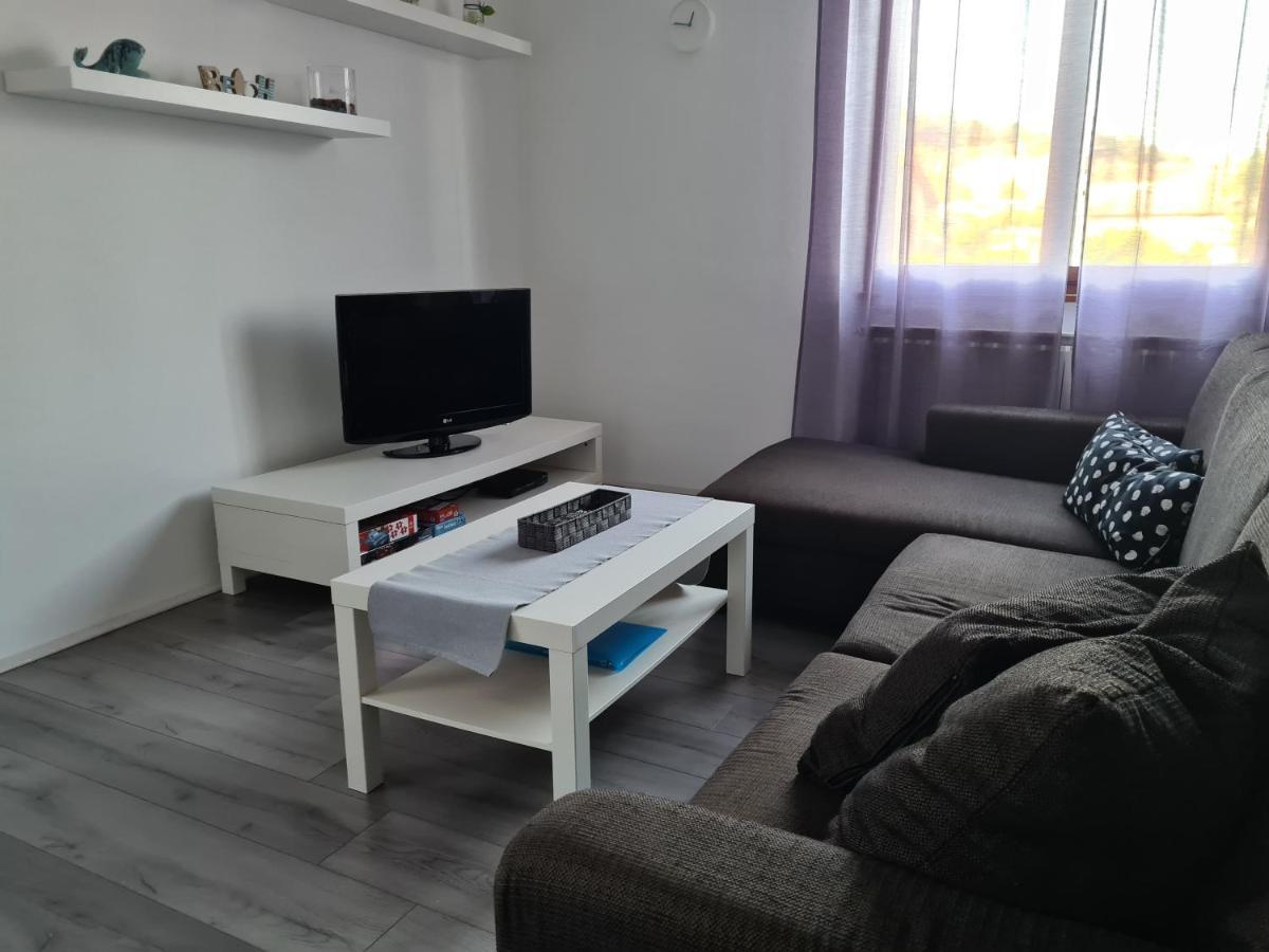 Dollar Apartment *
